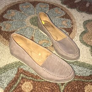 EUC WOMENS 9 NATURAL SOUL CUTE SLIP ONS